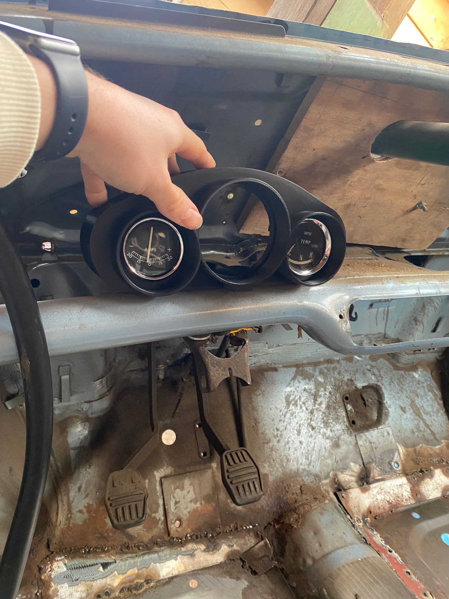 Classic Mini Driver-Side Gauge Pod – Triple Instrument Holder for Tachometer & Auxiliary Gauges